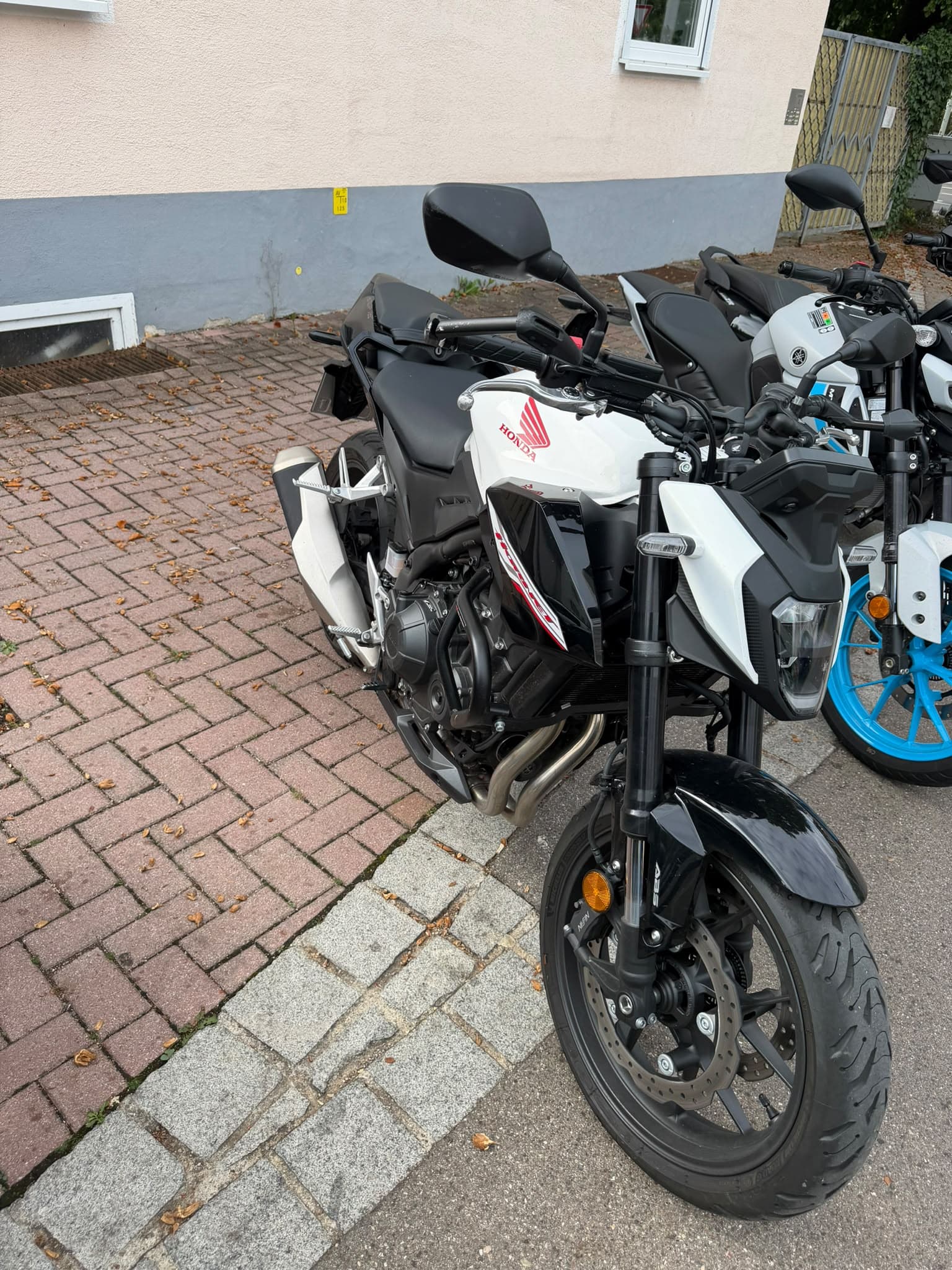 Weiße Honda 500er der Fahrschule iDrive